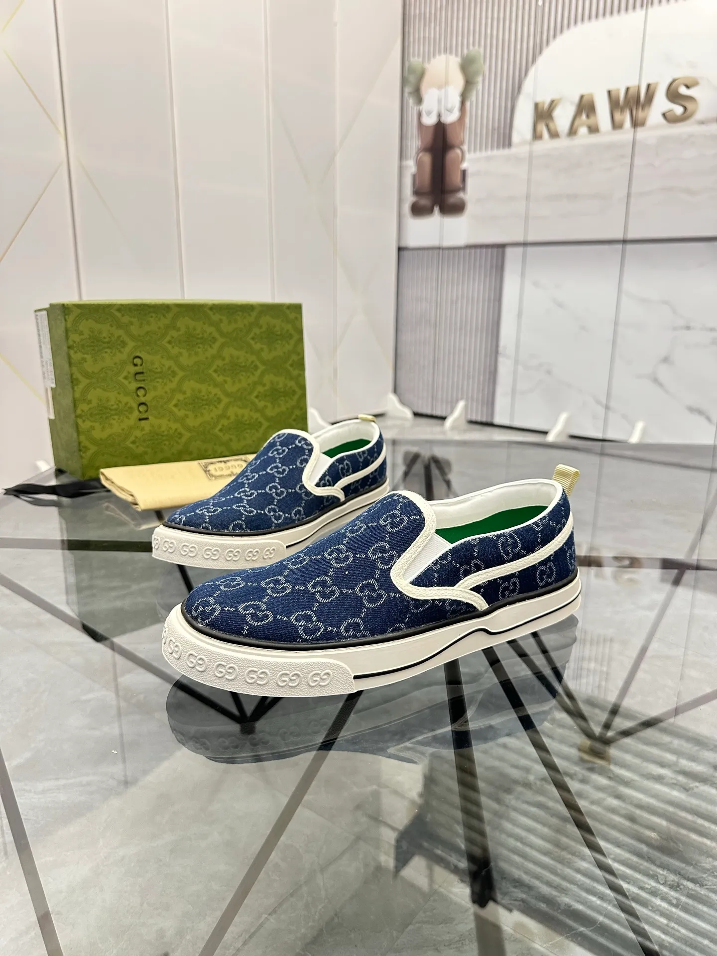 Men's shoes: 💰P360¥ Product trademark: Gucci* "Gucci*" slip-on Regular size: 38-44 (can be customized to 45.46.) Product materials: Original material from the upper counter, breathable lining, original outsole. Number: 661